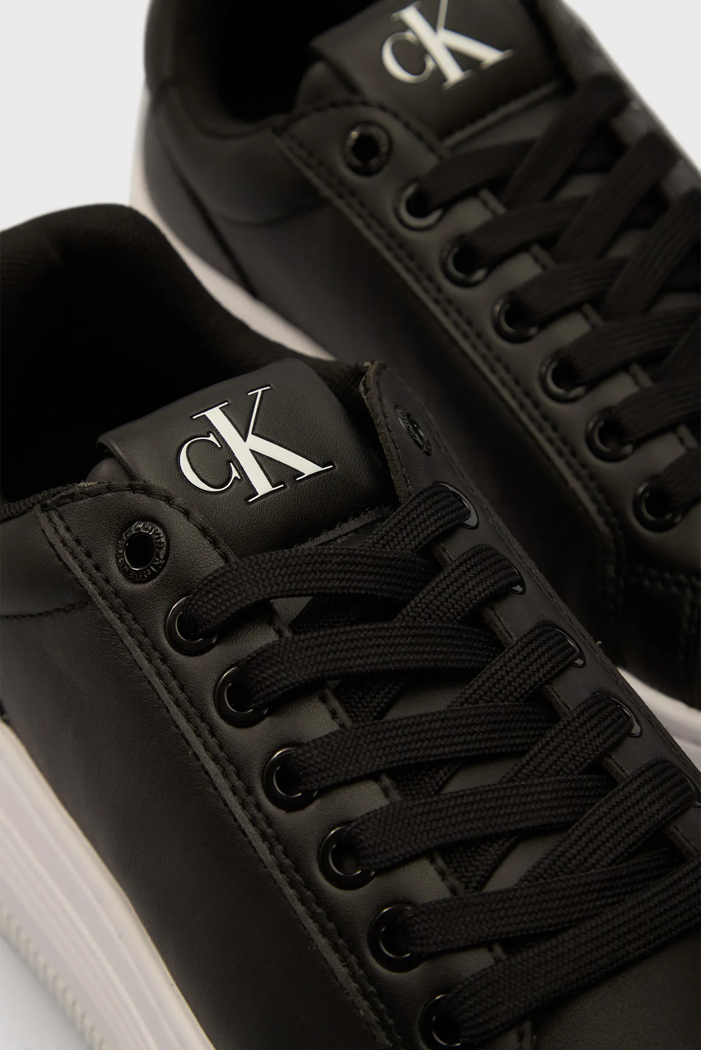 Krossovka BOLD PLATF LOW OH MG LTH 2