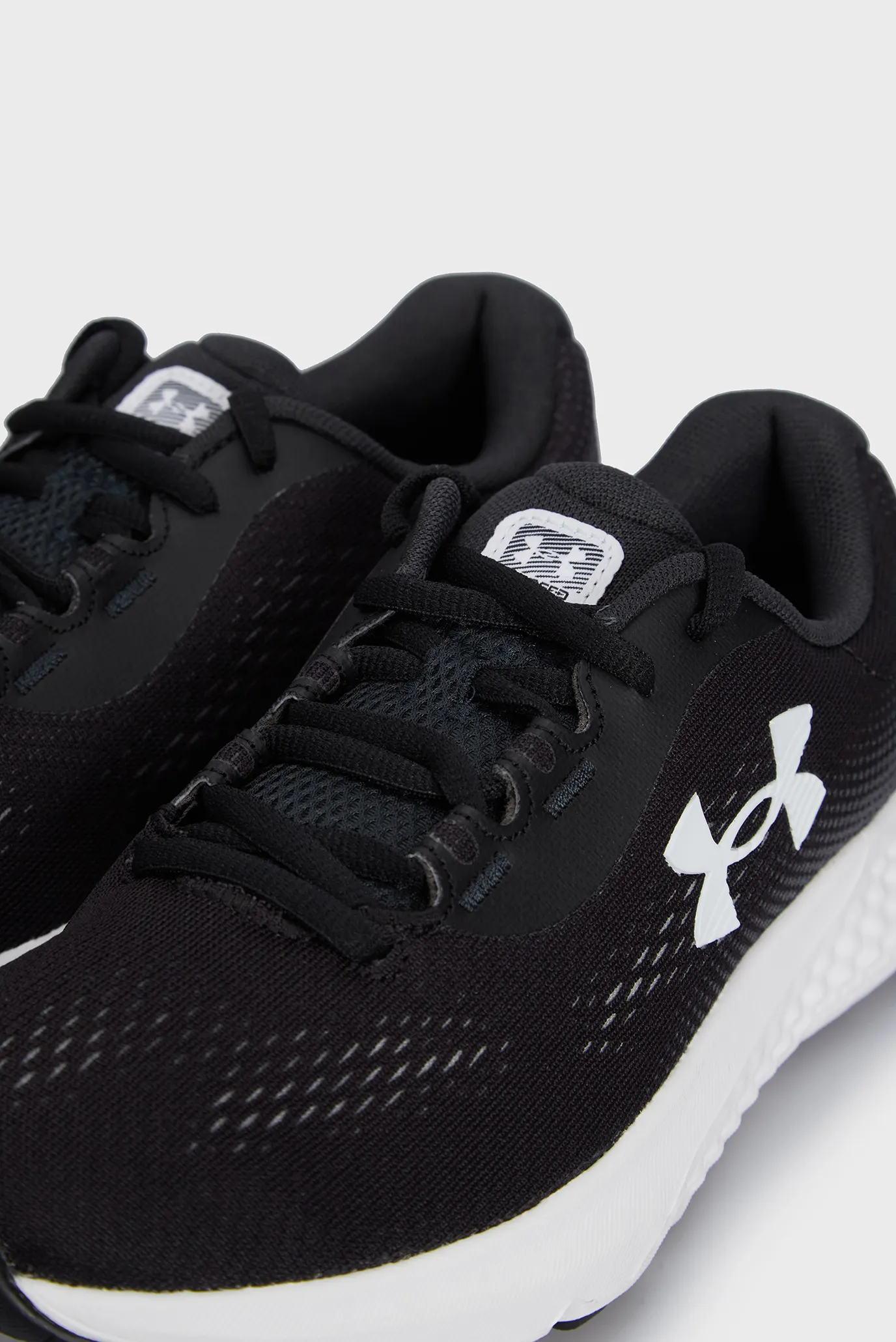 Krossovka UA W Charged Rogue 4 2