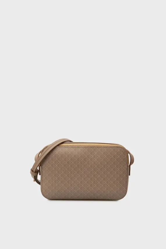 Sumka/EMBLEM AOP ELONGATED CAMERA BAG Calvin Klein