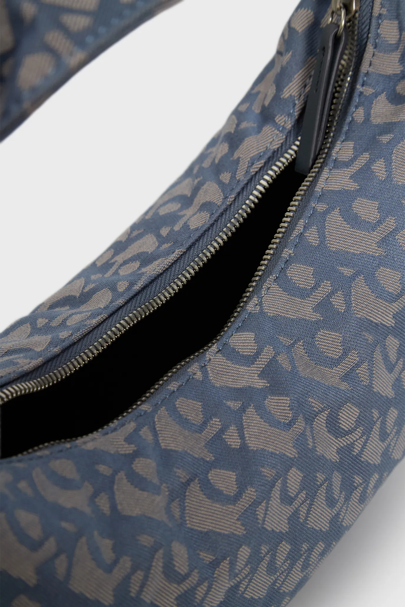 Сумка CKJ MONOGRAM PINCHED MEDIUM SHOU 5