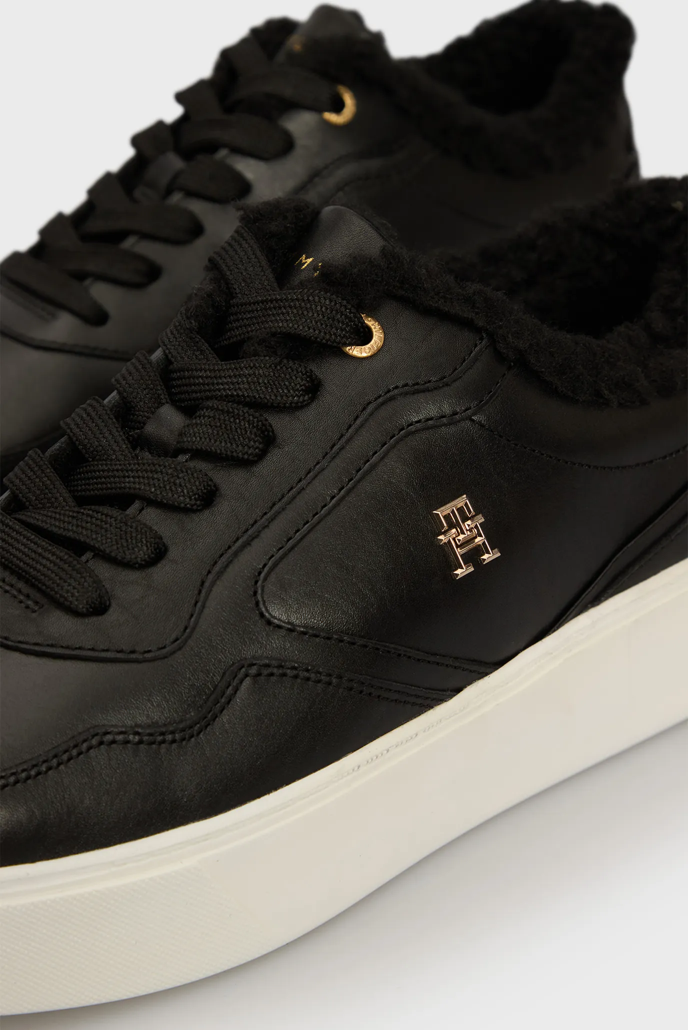 Krossovka ESSENTIAL PLATFORM SNEAKER FUR 2