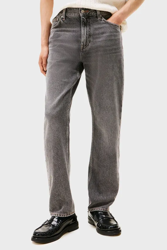 Kochada barcha otkinchilar ayolni sikishdi (porno video)