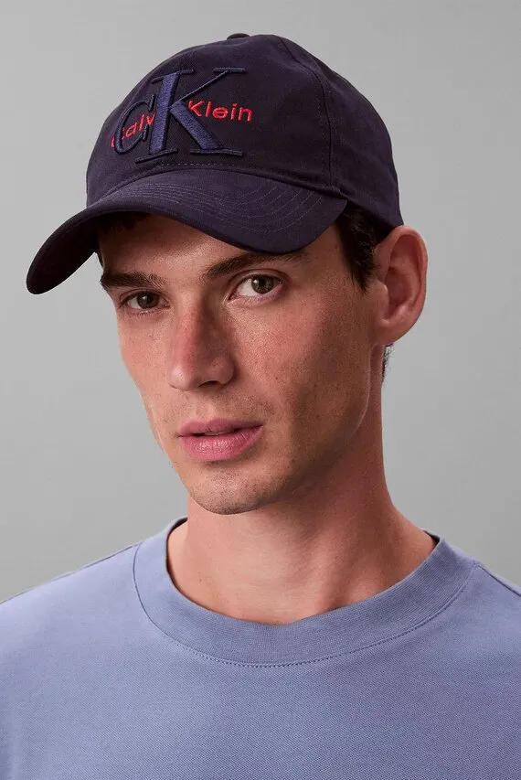 Kepka LARGE LAYERED MONOLOGO CAP Calvin Klein