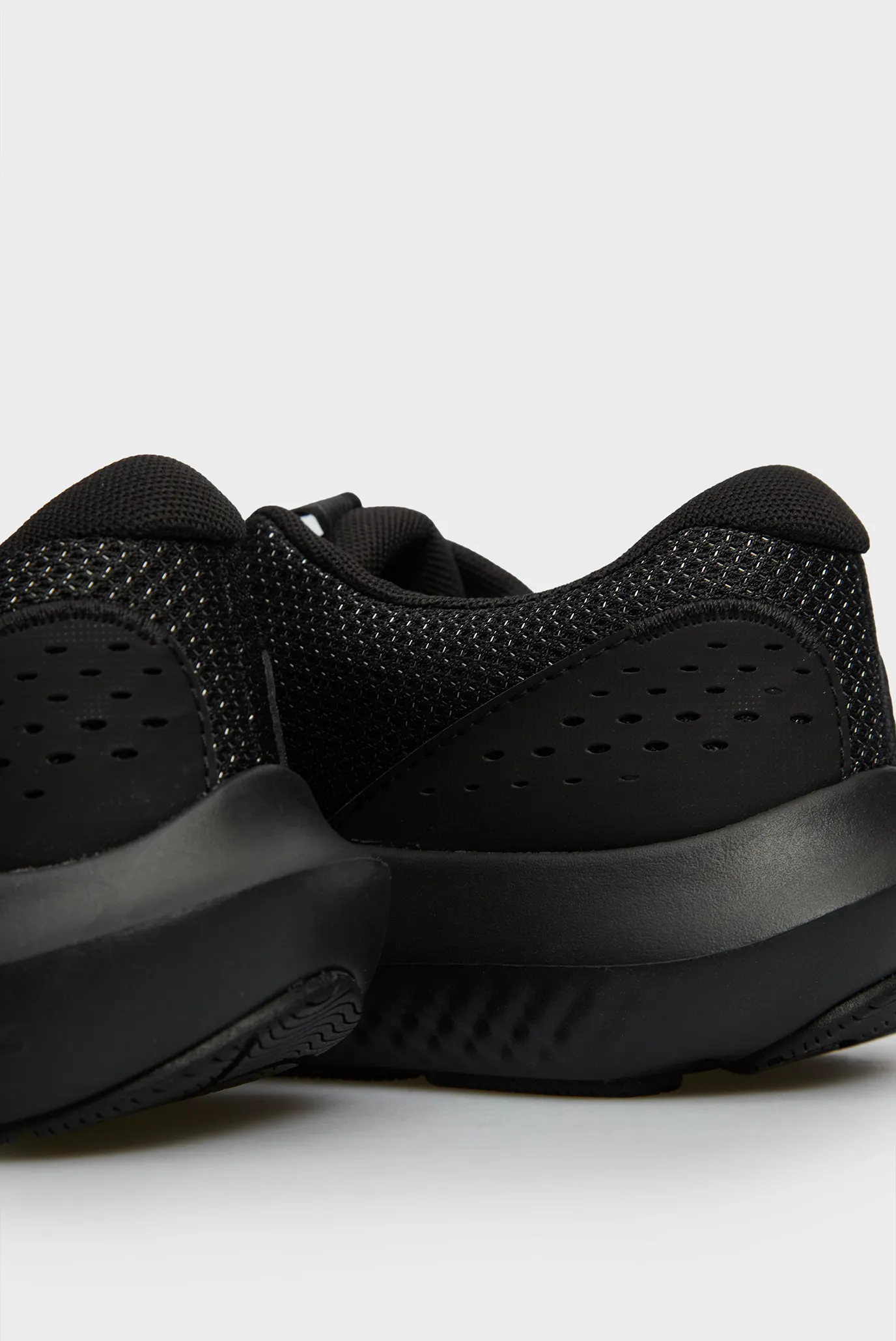 Krossovka UA W Charged Surge 4 2