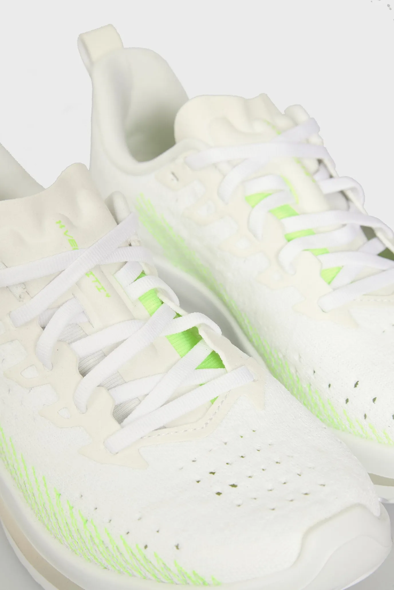 Krossovka UA W Velociti 4-WHT 2