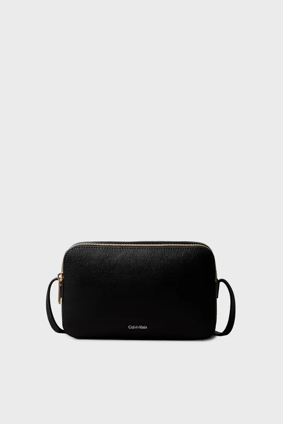Sumka/FOIL LOGO ELONGATED CAMERA BAG Calvin Klein