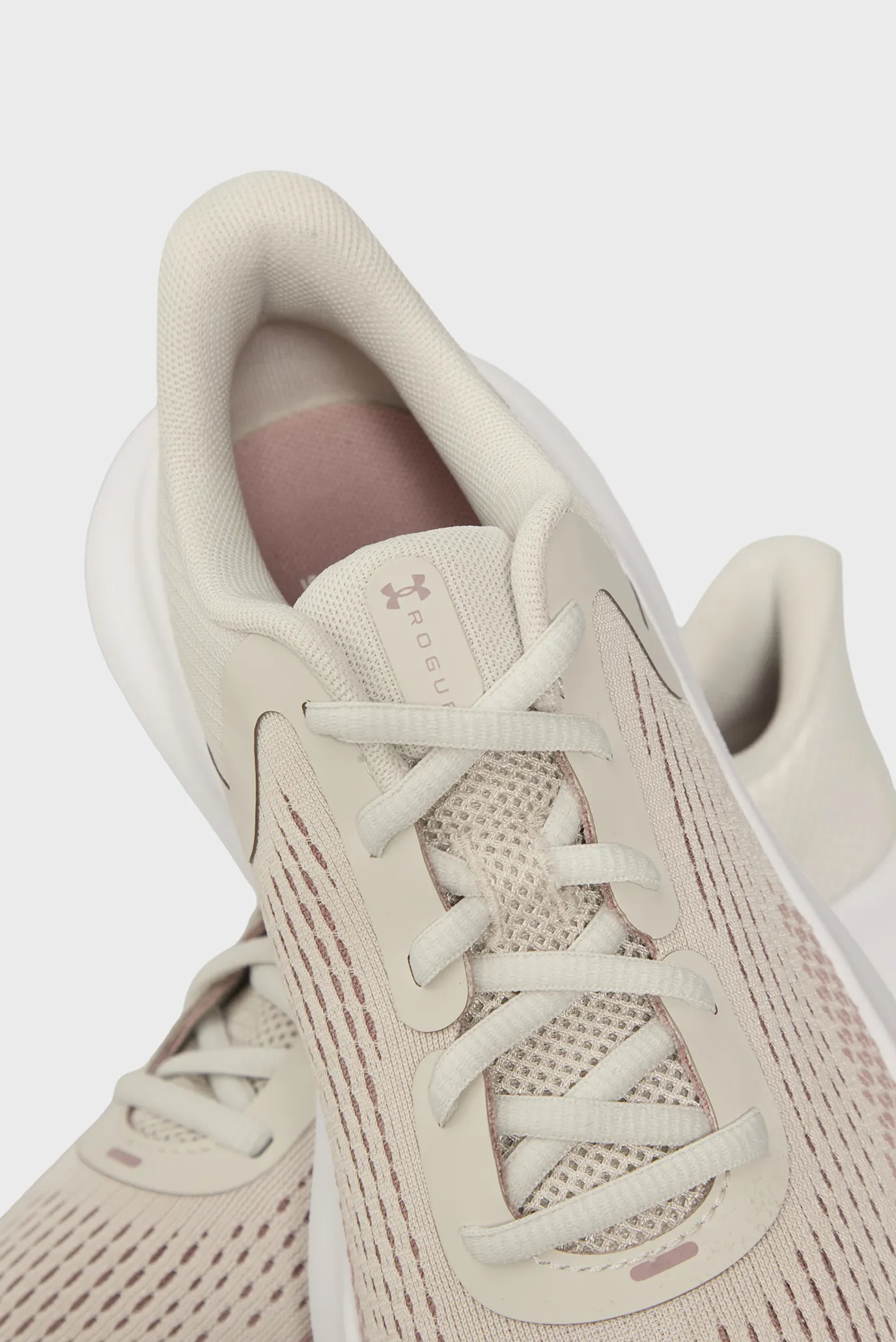 Krossovka UA W Charged Rogue 5 2