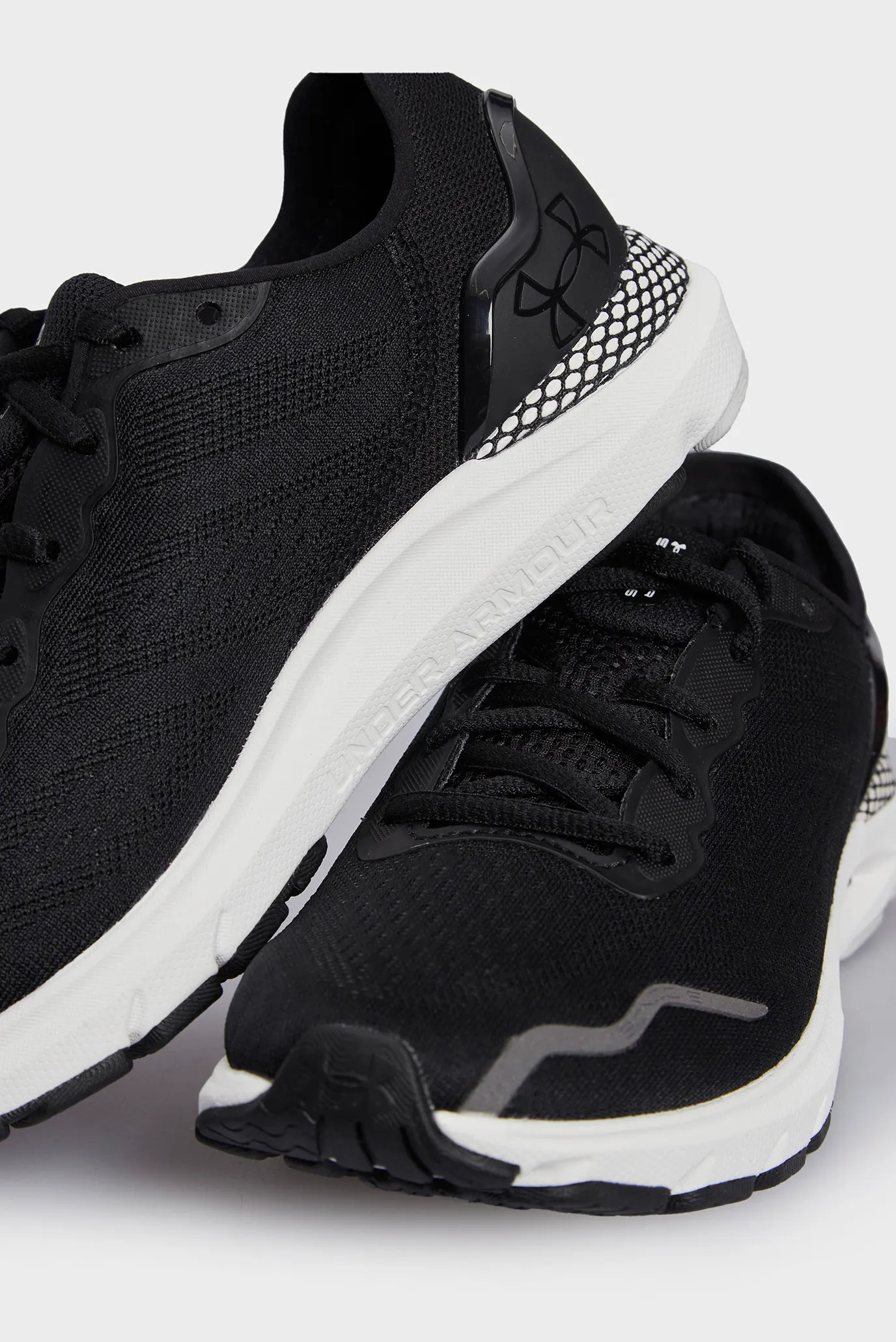 Krossovka UA W HOVR Sonic 6 2