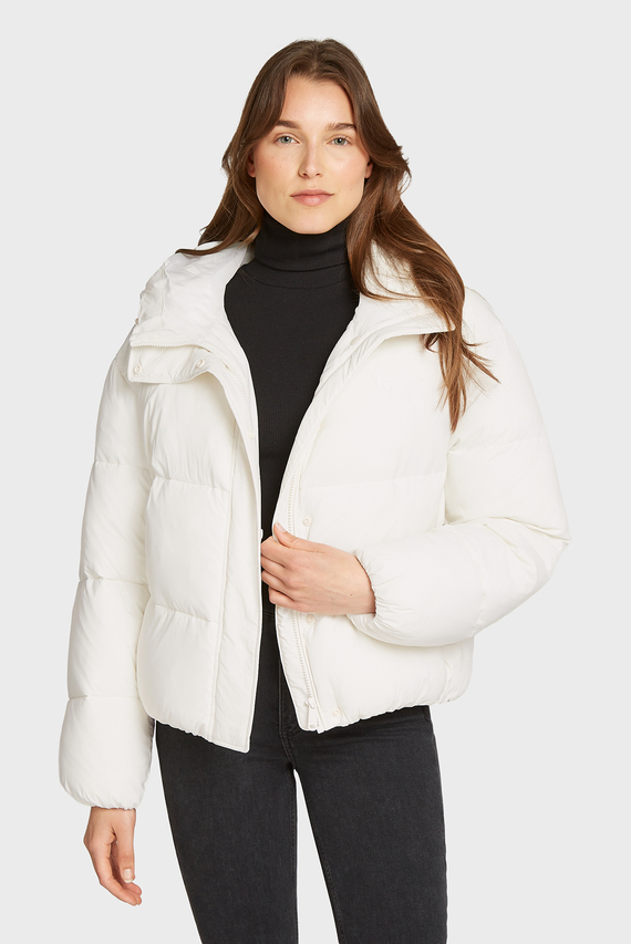 Qishki kurtka LOGO SHORT HOODED PUFFER Calvin Klein Jeans Qishki kurtka LOGO SHORT HOODED PUFFER Calvin Klein Jeans