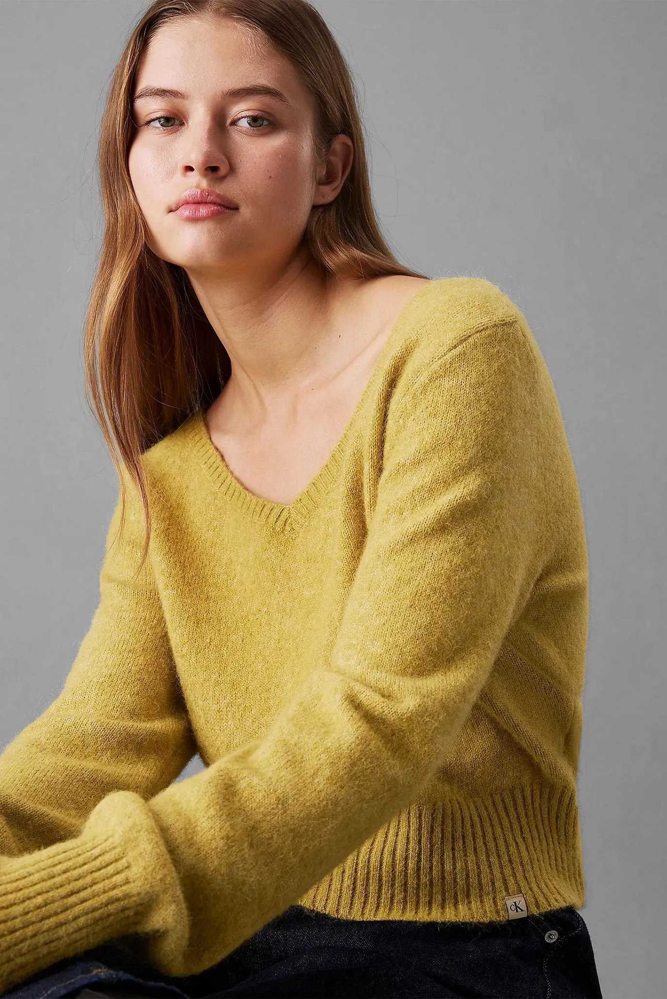 Sviter FLUFFY YARN V-NECK SWEATER 4