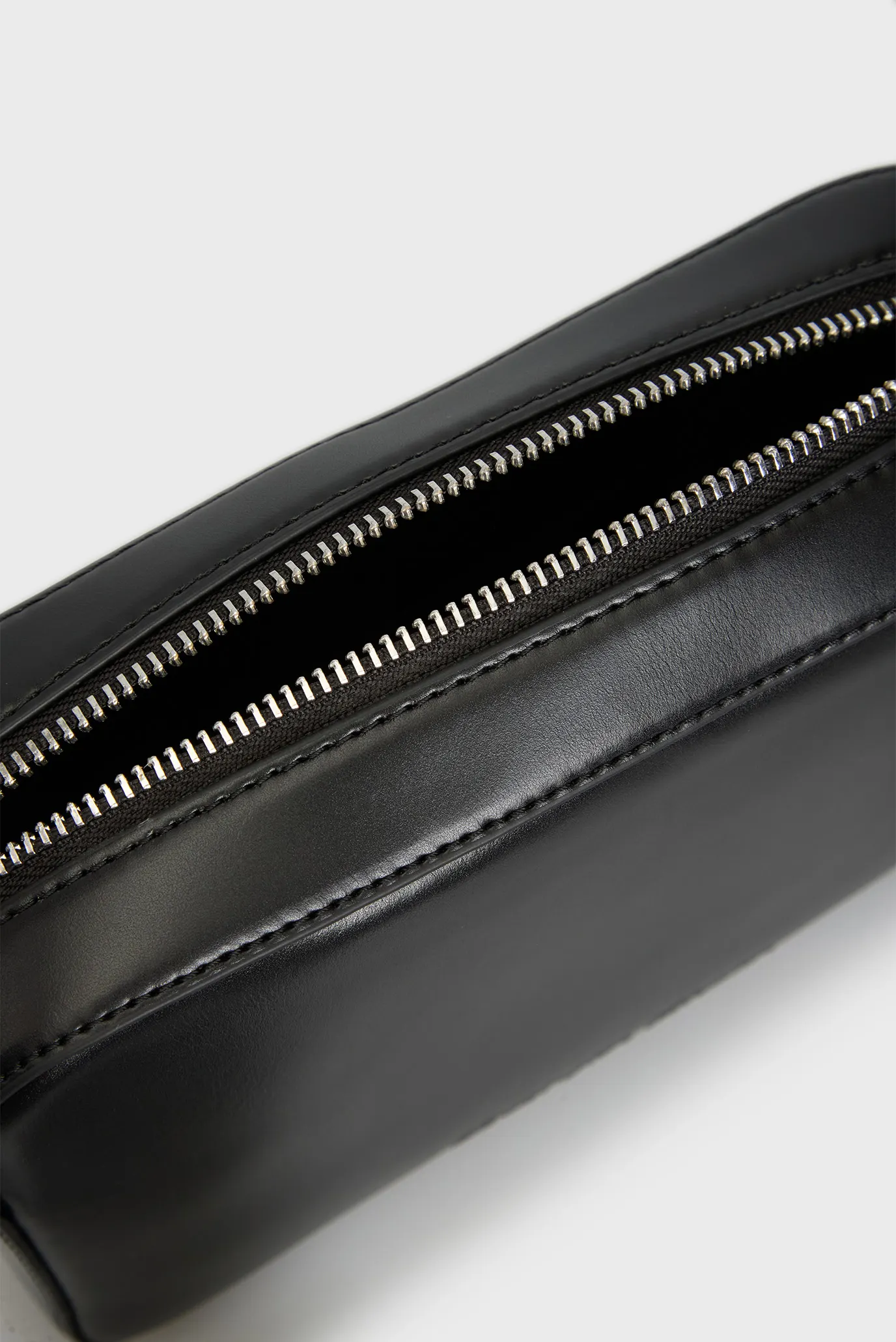 Sumka EMBOSSED LOGO CAMERA BAG 6