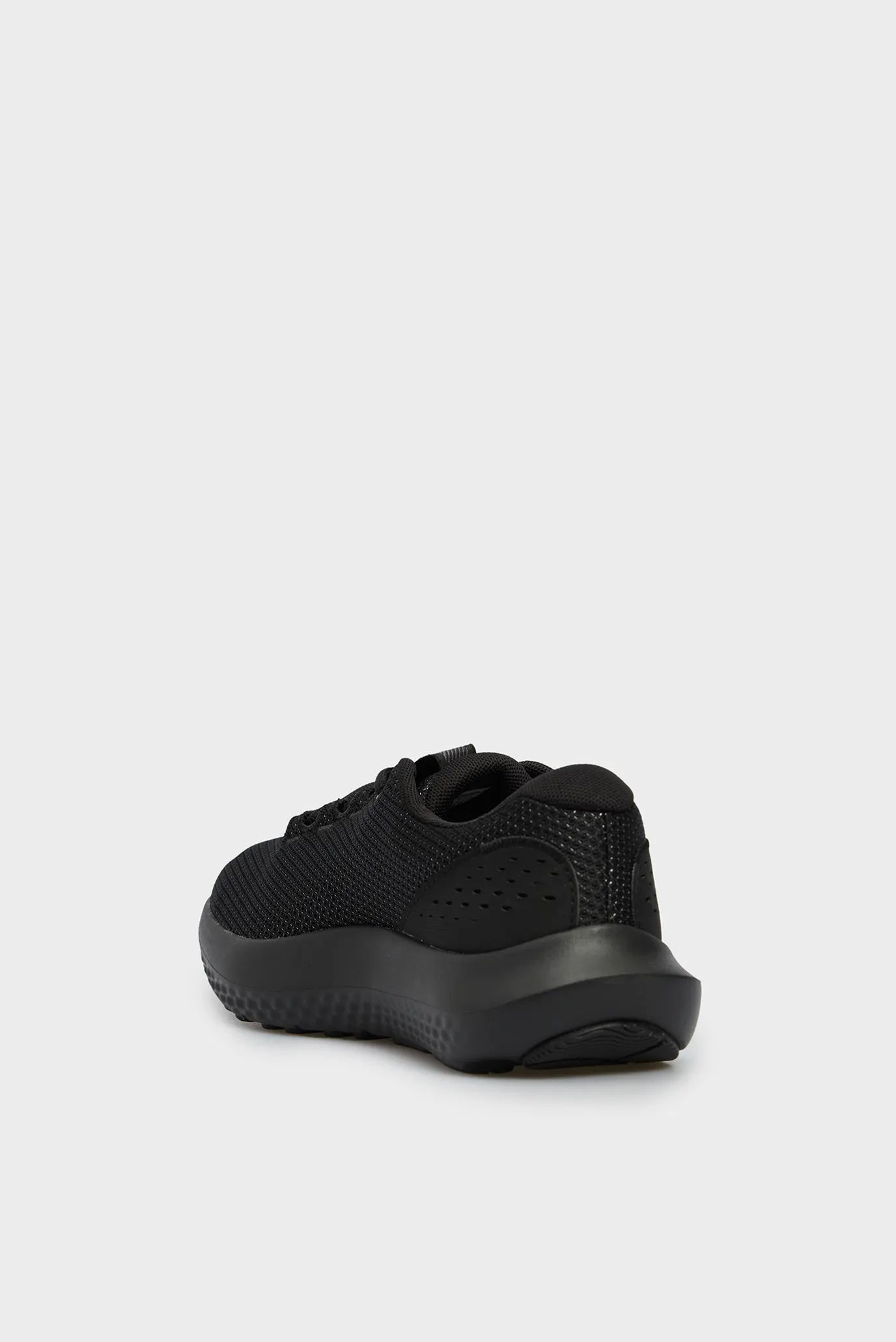 Krossovka UA W Charged Surge 4 5