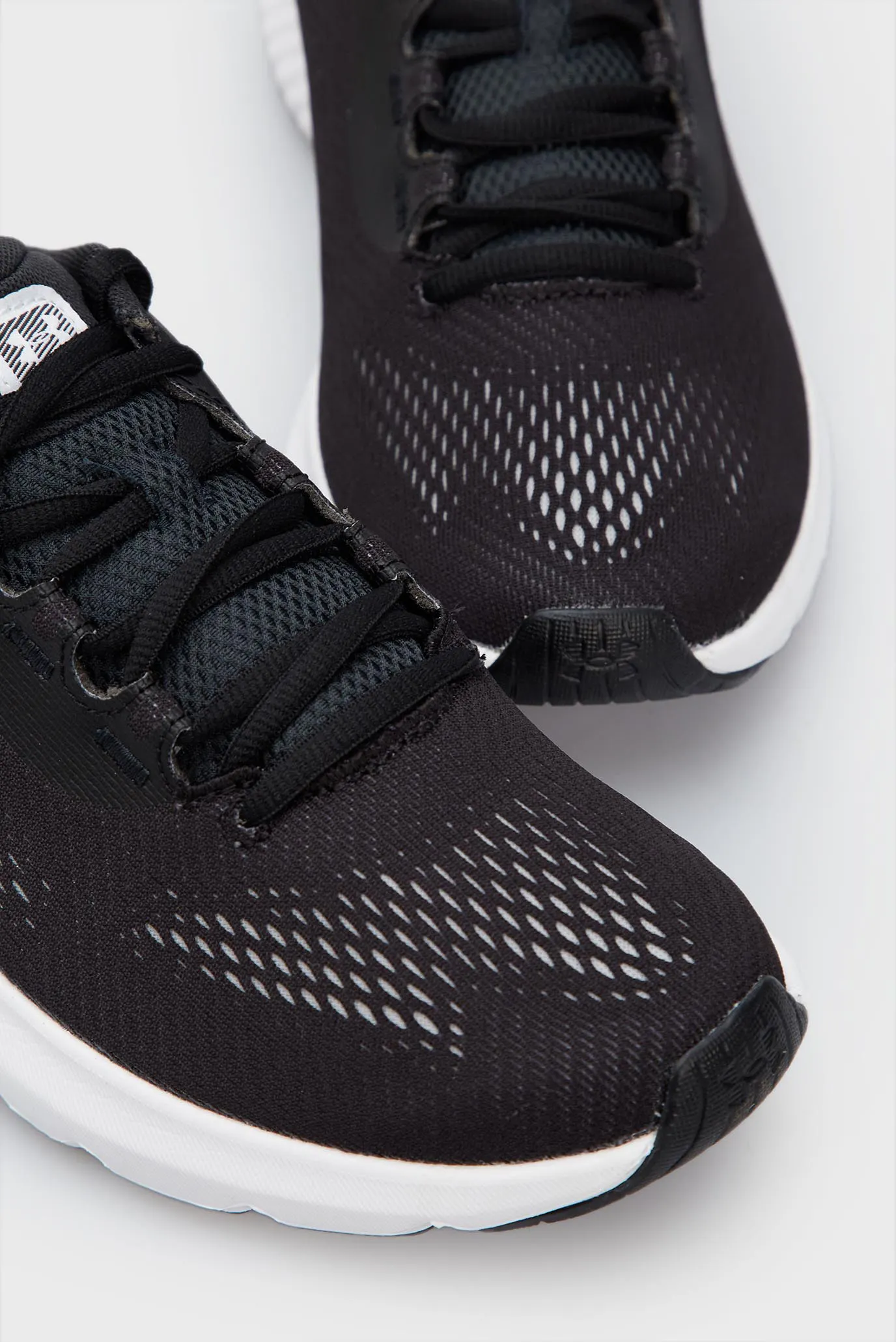 Krossovka UA Charged Rogue 4 2