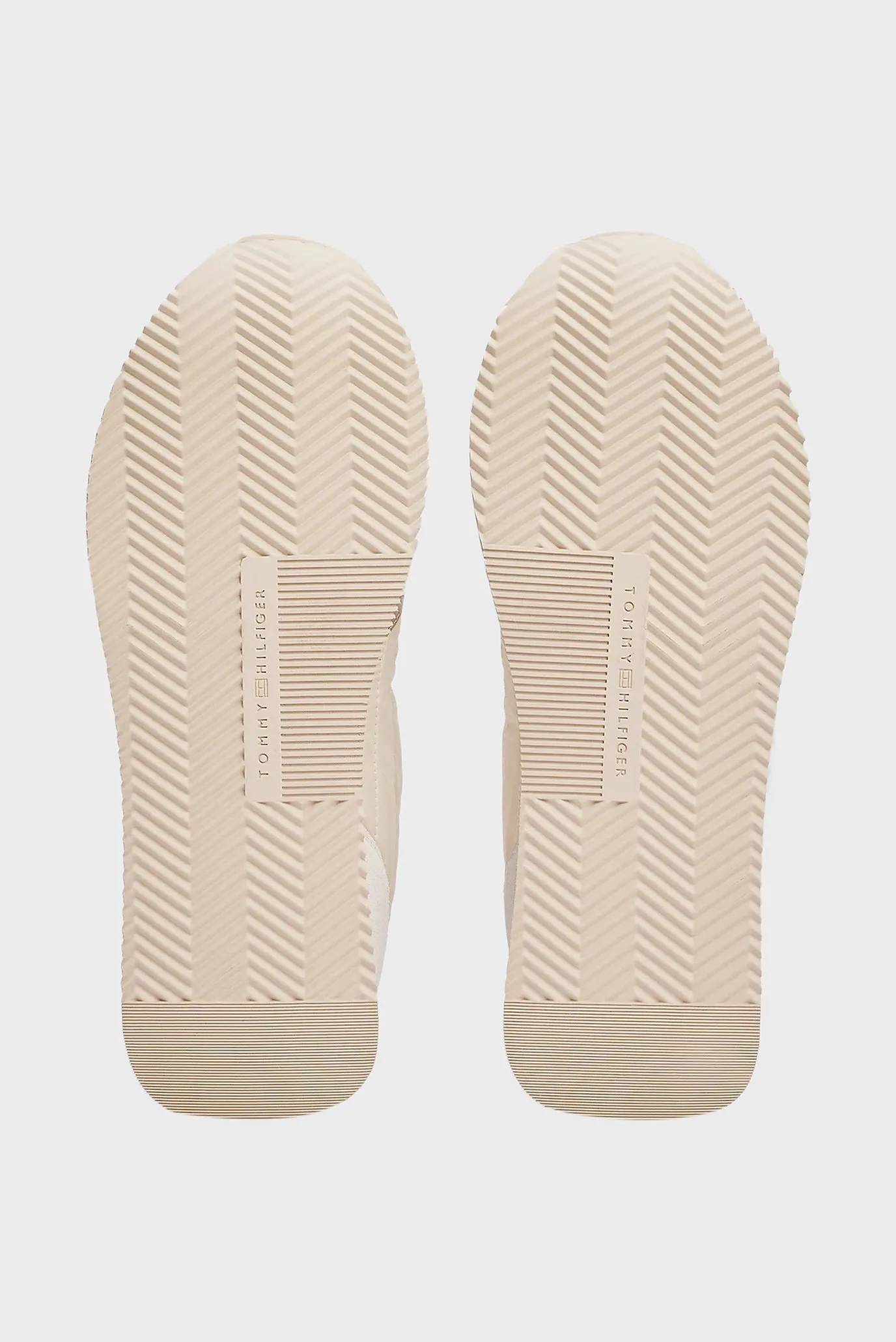 Krossovka ESSENTIAL RUNNER 6