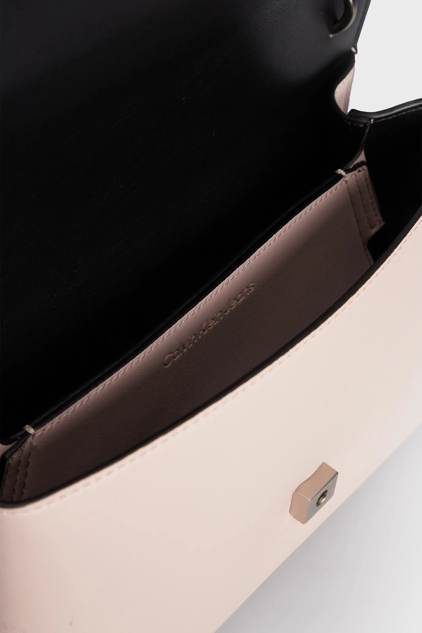 Sumka SCULPTED EW FLAP CONV25 MONO 6