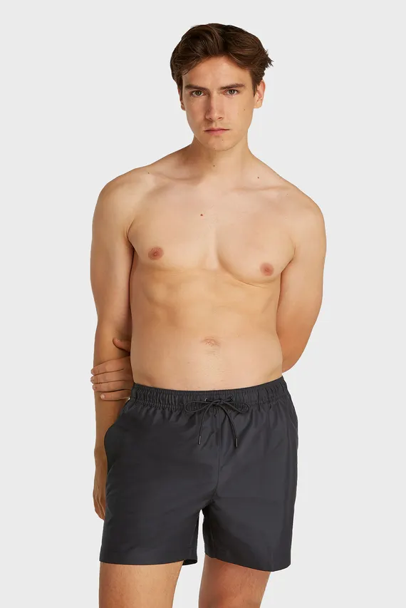 Kokrak qafasidagi kiyimlar pornosi bilan jinsiy aloqa