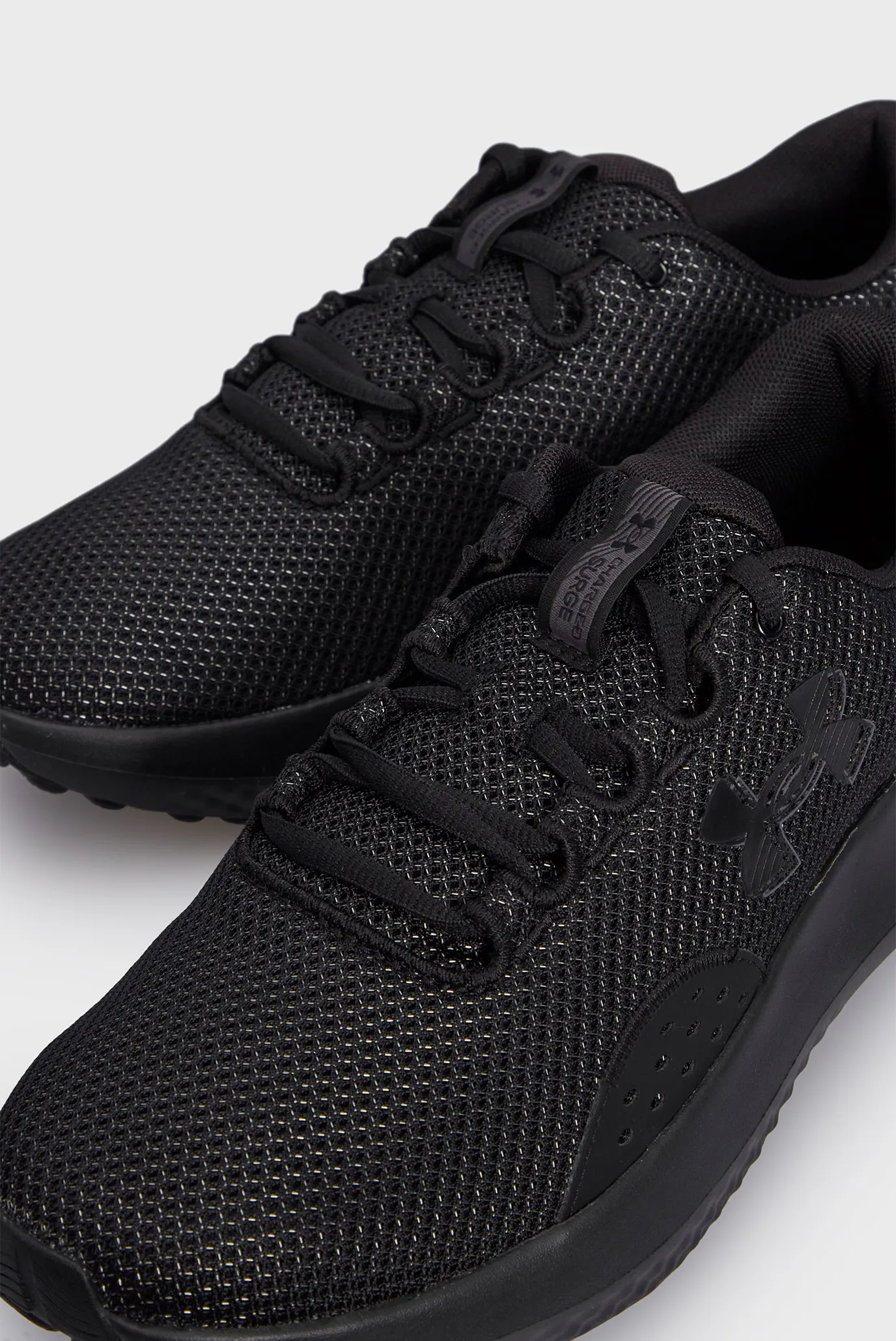 Krossovka UA Charged Surge 4 2