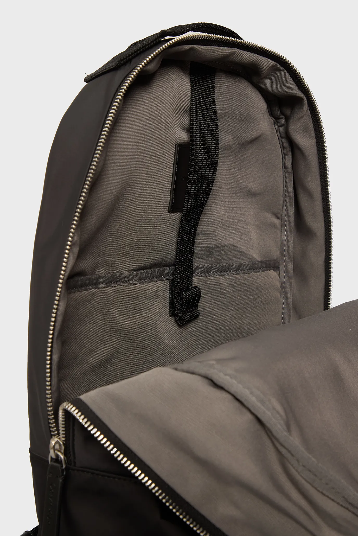 Рюкзак SLEEK NYLON BACKPACK 6