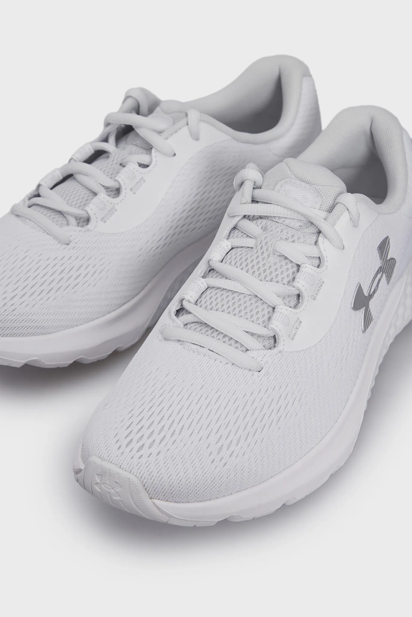 Krossovka UA W Charged Rogue 4 2