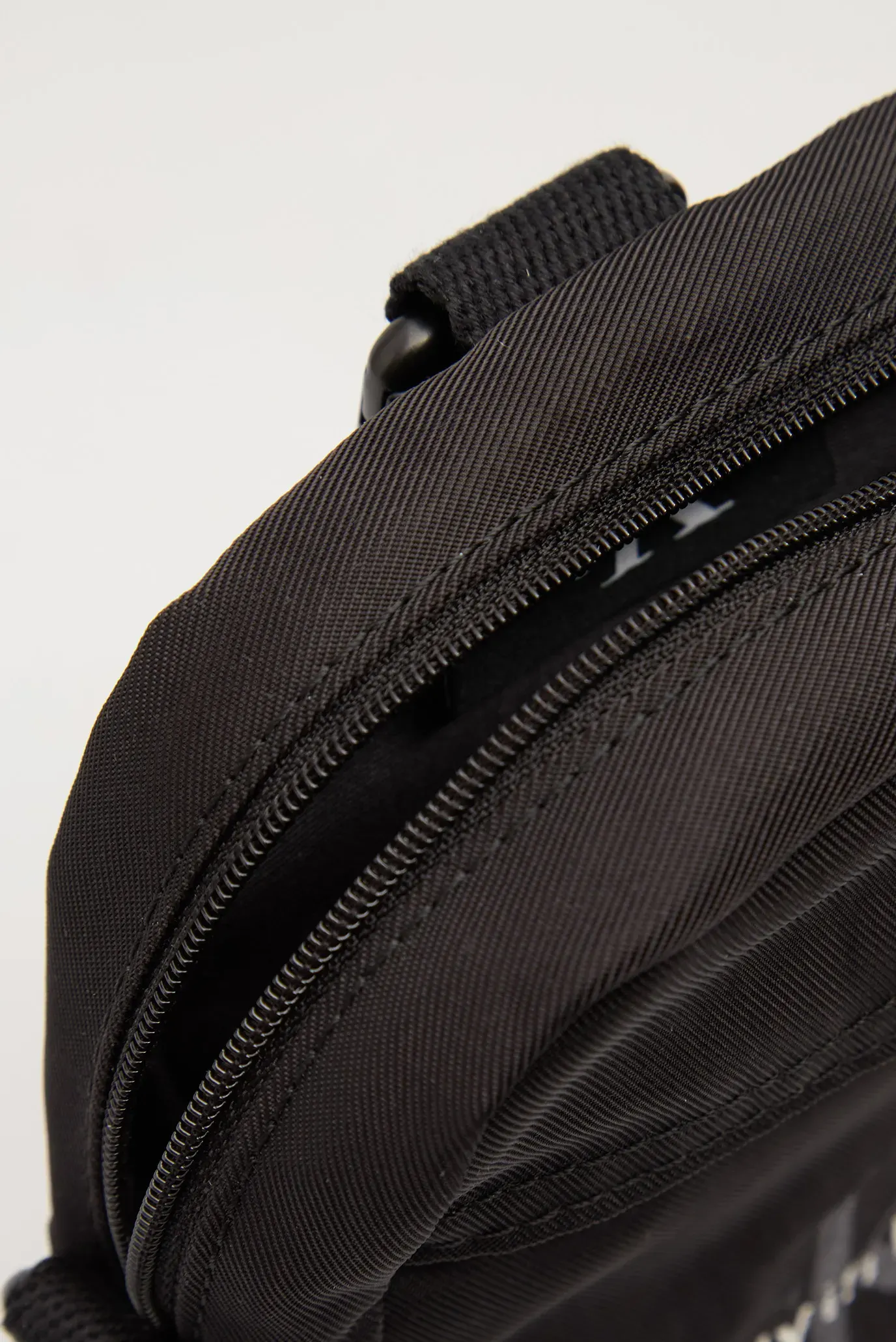 Sumka BOLD LOGO NYLON SLIM REPORTER 5